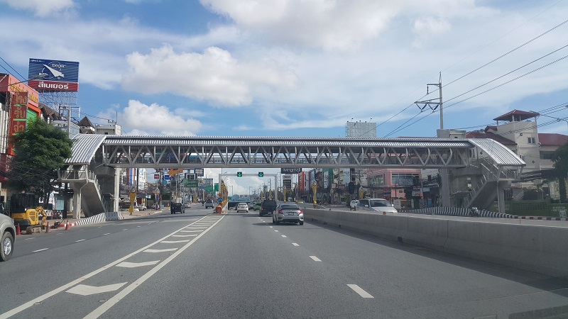 New Sukhumvit Road Footbridge in Pattaya. Has Lifts for Disabled Crossing.